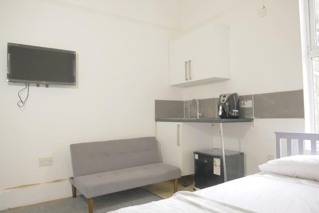 Discover Your Cozy Haven A Perfect Studio Getaway レミントンスパー エクステリア 写真